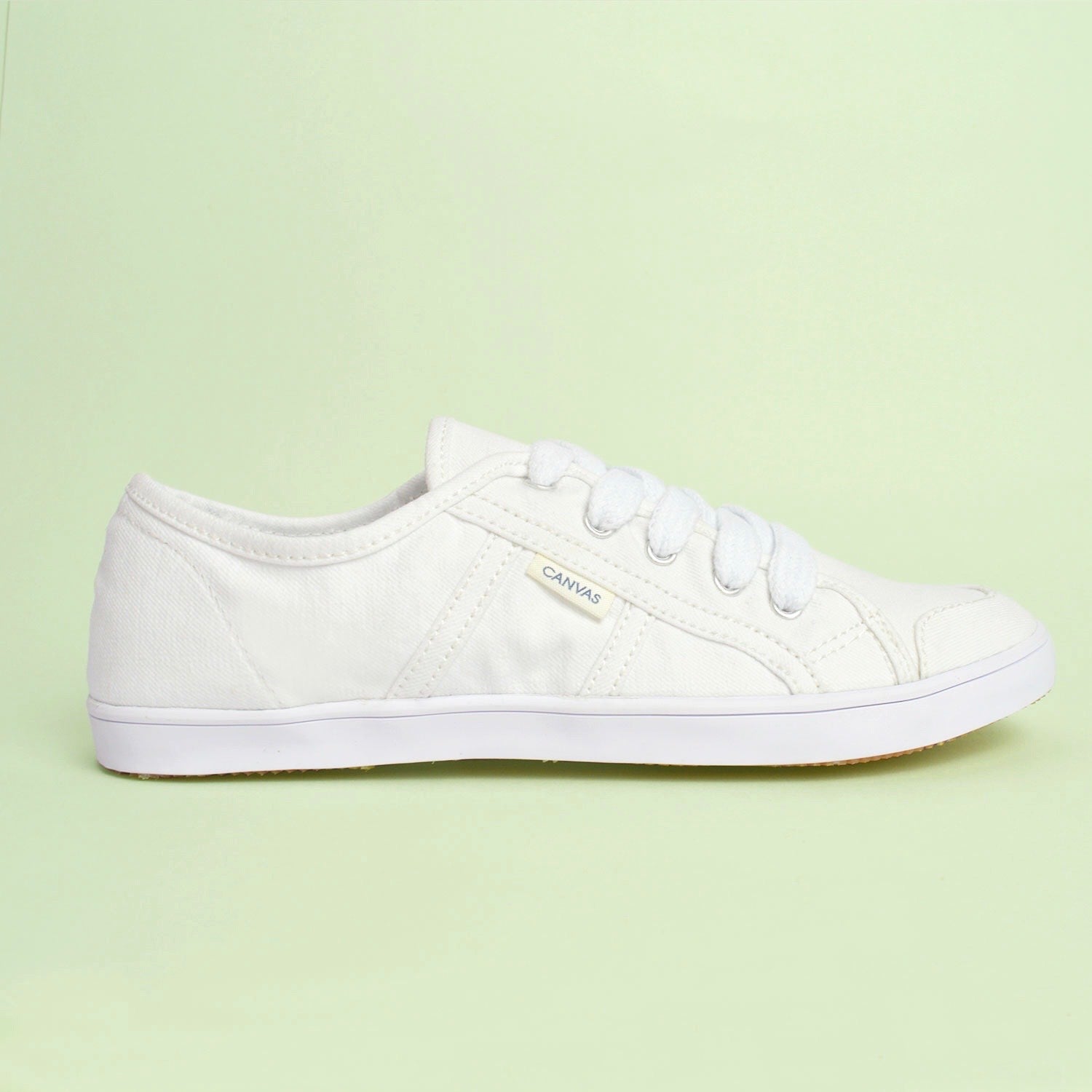 Imagen del producto Urban Lona Blanco. Vista lateral ampliada del zapato derecho.